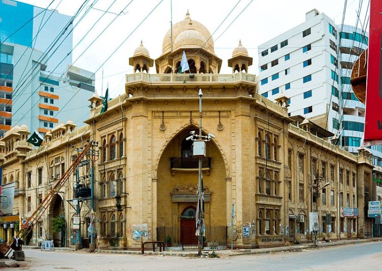 Which is the largest Chamber of Commerce in Pakistan?